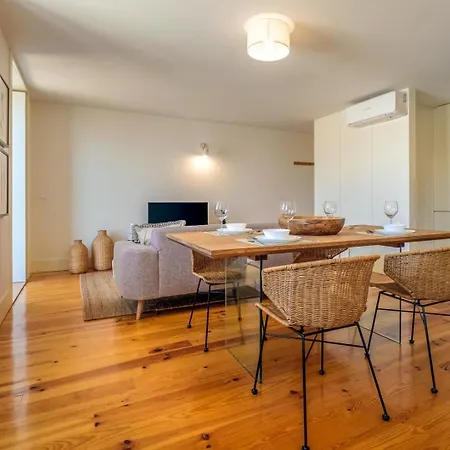 Spacious W. Beautiful & Sunny Private Terrace Porto